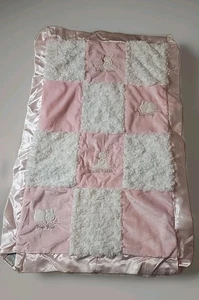 Bunnies By The Bay Rosa Weiß Plüsch Babybett oder Kinderwagen Decke Fuzzy Satin  - Bild 1 von 9