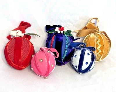 Juego de 3 adornos navideños vintage de terciopelo con cuentas y lentejuelas hechos a mano años 70 Foto 1 de 4