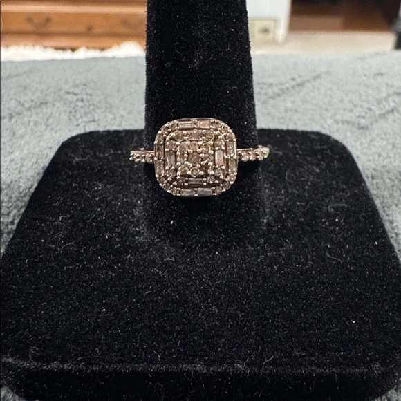 Anillo de diamantes enchapado en oro de plata de ley Foto 1 de 4