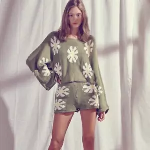 Nuevo con etiquetas Conjunto de suéter y pantalones cortos vintage STORIA para mujer tejido margarita verde talla grande - Imagen 1 de 10