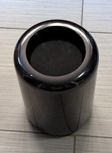 Apple Mac Pro 2013 - Intel Xeon E5 6-Core 3.5GHz/32GB - 500GB - AMD FirePro D300 - Afbeelding 1 van 10