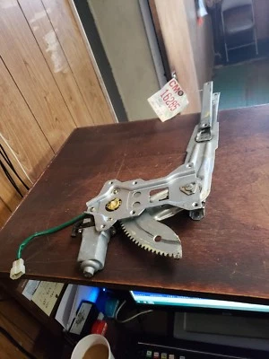 2002 2003 2004 Mitsubishi montero sport window motor regulator front passenger R - Image 1 of 2