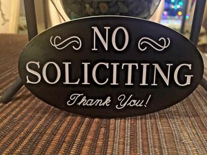 No Soliciting Home Door Plaque Sign Deep Engraved Oval Shape Warning Solicitors - Foto 1 di 2