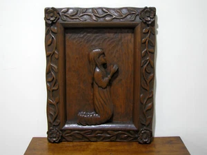 Vintage CARVED WOOD FOLK ART PLAQUE - LITTLE GIRL PRAYING - Picture 1 of 8