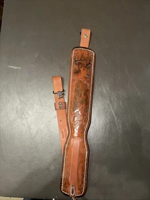 Rifle de cazador de colección acolchado eslinga ciervo y bellota en follaje caza usado  Foto 1 de 4