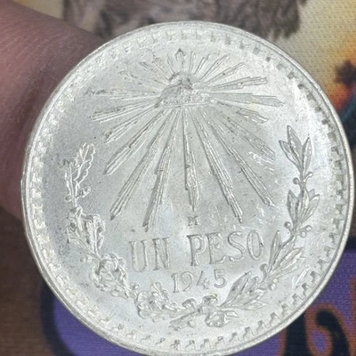 México 1945 Un Peso 0.7200 Plata ASW Tapa y Rayos Sin Circular Explosión Blanco Foto 1 de 4