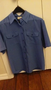 Moderne Essentials blaue Bluse Knopfleiste Fronttaschen blaue Knöpfe M sehr groß! - Bild 1 von 4