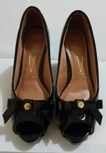 Zapatos de salón Vizzano negros brillantes con lazo y detalle dorado, muy cómodos s5 - Imagen 1 de 6