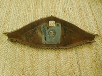 Panel de cierre de capó inferior Plymouth Deluxe 1949 MoPaR vintage Foto 1 de 4