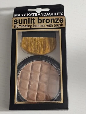 Mary Kate & Ashey Makup Sunlit Bronzer Illuminating 603 With Brush - Image 1 of 3