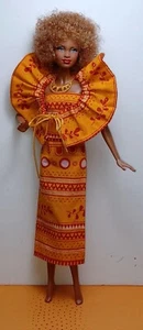 GEBRAUCHTES UND HANDGEFERTIGTES AFRIKANISCHES KLEID UND RÜSCHEN CAPE Pattlancaste - 5 - Bild 1 von 9