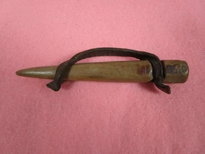 Antigua HERRAMIENTA DE GRANJA MANUAL de madera tallada y cuero para descascarillar maíz coleccionable - Imagen 1 de 4