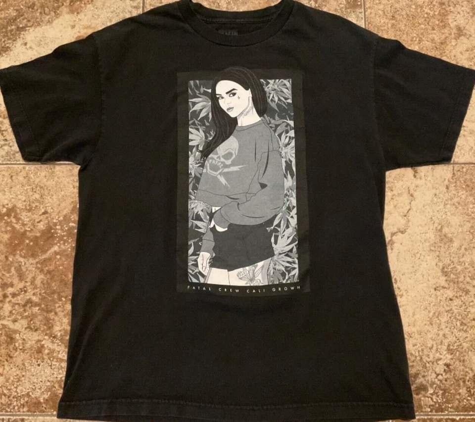 CAMISETA FATALWEAR FATAL CREW CALI GRÁFICA CULTIVADA (GRANDE PARA HOMBRE) NEGRA USADA Foto 1 de 4