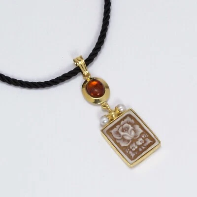 CIONDOLO IN ARGENTO 925 DORATO CON CAMMEO IN SARDONICO FIORI E AMBRA AGDV 0187 - Immagine 1 di 4