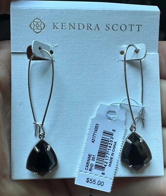 Pendientes colgantes Kendra Scott Carinne enchapados en rodio de vidrio negro tono plata Foto 1 de 4