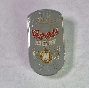 De Colección LATA DE CERVEZA COORS LIGHT Gris Rojo Metal Esmalte Dorado Prendedor Años 80 Brewiana Nuevo de Lote Antiguo - Imagen 1 de 4
