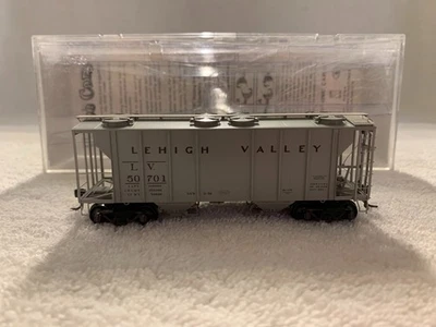 Kadee #8616 HO Scale Lehigh Valley PS-2 Covered Hopper #50701 - Image 1 of 4