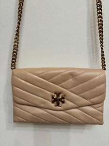 AUTH NWT Tory Burch Kira Chevron Logo Quilt Chain Wallet Crossbody-Dessert Dune - Picture 1 of 5