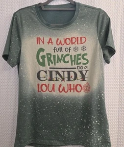 IN A WORLD full of GRINCHES be a CINDY LOU WHO superweiches T-Shirt grün Small - Bild 1 von 4