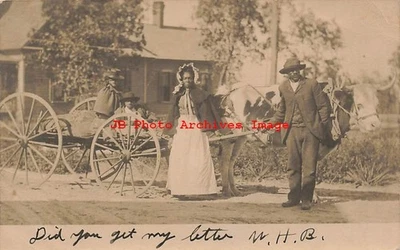 Carro negro americano, RPPC, familia con bueyes dibujado con niños, Pinehurst NC Foto 1 de 2