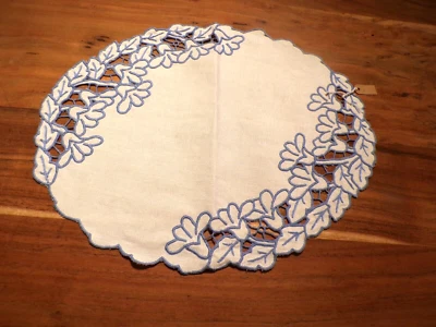 Linge ancien 1 Napperon en lin blanc brodé de fleurs bleues - Photo 1/3