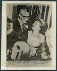 ACTRESS DEBBIE REYNOLDS & SHOE MAGNATE HARRY KARL WEDDING 1960 Press Photo Y 112