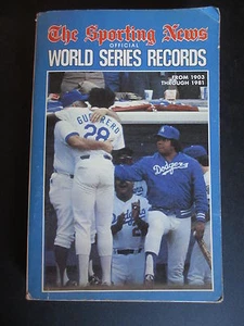 DE COLECCIÓN NOTICIAS DEPORTIVAS BÉISBOL SERIE MUNDIAL LIBRO DE RÉCORDS 1903-1981 CUBIERTA DE LOS DODGERS - Imagen 1 de 2