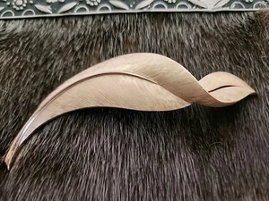 Vintage Crown Trifari Brooch Brushed Gold Tone Leaf - Imagen 1 de 3