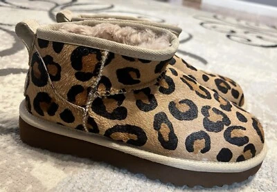 UGG Classic Ultra Mini Manchado Foto 1 de 3