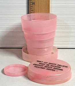 Bicchiere pieghevole vintage ROSA plastica con portapillole e coperchio Picatinny Arsenal - Foto 1 di 10