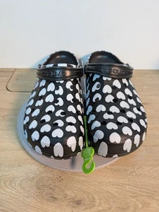 New AUTHENTIC UNISEX CROCS CLASSIC HEART PRINT CLOGS BLACK/WHITE Sz 13 Mens - Picture 1 of 7
