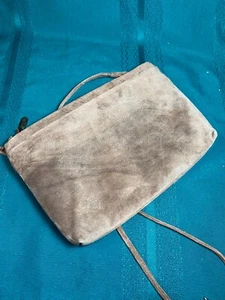 Bolso sin asas de cuero gamuza marrón B G Street correa larga extraíble - Imagen 1 de 18