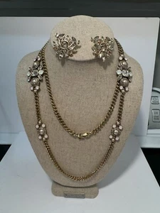 Givenchy Collana lunga a cascata in oro e cristallo e orecchini a grappolo in cristallo - Foto 1 di 24