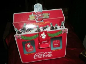 Adorno navideño Enesco: Now You See It, Now You Don't CocaCola 564567 con exhibición - Imagen 1 de 7