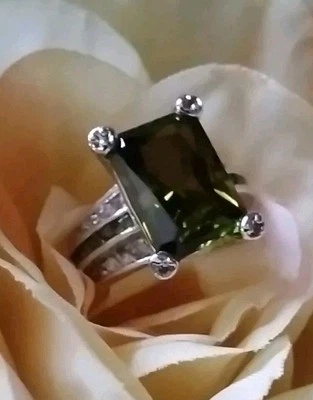 Дизайнерское кольцо Park Lane из стекла с перидотом и прозрачными стеклянными камнями с серебряным покрытием  - Изображение 1 из 4