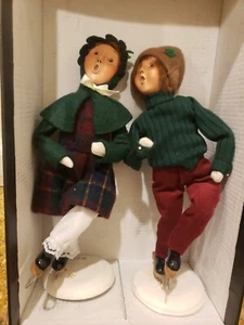 Byers Choice Weihnachtslieder Junge & Mädchen passendes Paar weiße Basis Eislaufen  - Bild 1 von 9