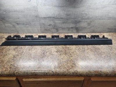 12-19 VOLKSWAGEN ESCARABAJO PUERTA LADO PASAJERO DERECHO MOLDURA INFERIOR CON SOPORTE OEM Foto 1 de 4