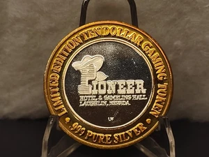 Ficha de casino para juegos Pioneer $10 .999 PLATA Strike edición limitada - Imagen 1 de 2