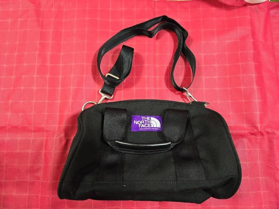 Bolso de Lona The North Face Etiqueta Púrpura Field Demi Color Negro NN7354N Moda Foto 1 de 4