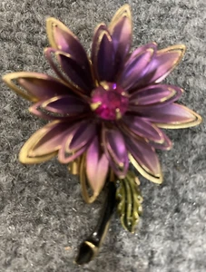Vintage Brooch Pin Flower Purple Pink Center Reinstone Gold Tone 3D Enamel - Picture 1 of 7