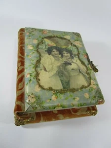 Antigua caja de música victoriana álbum de fotos par de mujeres/niñas comiendo uvas - Imagen 1 de 12