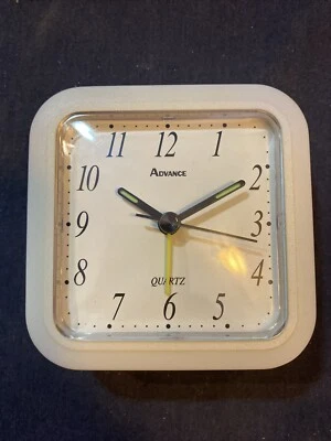 Despertador analógico branco alimentado por bateria - Imagem 1 de 4