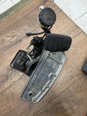 Yamaha V-Star 950 XVS950 2008 reposapiés delantero derecho y pedal de freno Foto 1 de 4