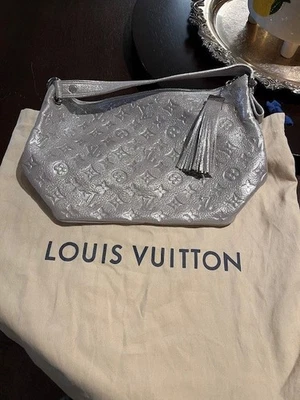 EDICIÓN LIMITADA--AUTÉNTICO BOLSO LOUIS VUITTON PLATEADO METÁLICO NUNCA USADO (¡IMPRESIONANTE!!) Foto 1 de 4