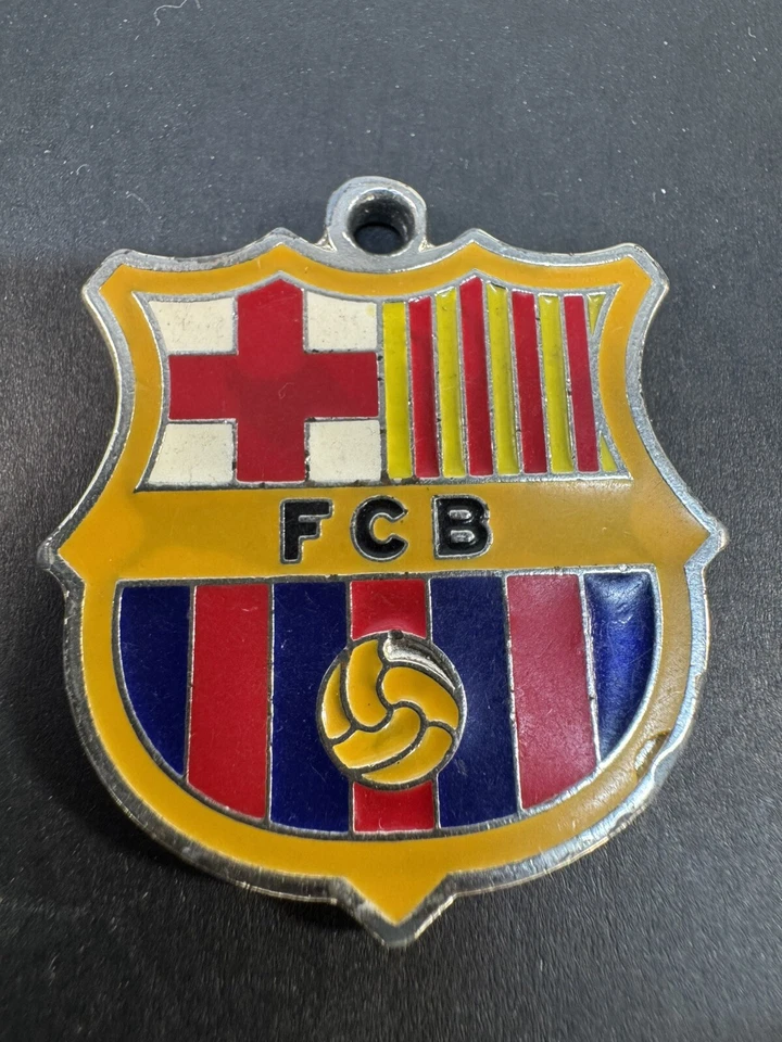 Llavero colgante vintage del equipo de fútbol de Barcelona con logotipo de metal Llavero Foto 1 de 4