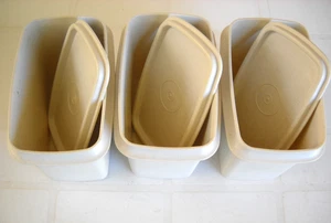 3 CONTENEDORES TUPPERWARE PEQUEÑOS RECTANGULARES GRISES VINTAGE CON TAPAS 1244 BASE1243 - Imagen 1 de 3