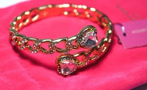NWT KURT GEIGER LONDON DUAL PAVÉ HEART HEAD GOLD TONE HINGE CUFF BANGLE BRACELET - Picture 1 of 6
