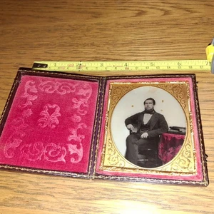 VICTORIAN(AMBRO/TIN TYPE?)PHOTOGRAPH(LEATHER LOCK FULL CASED)BEARDED GENTLEMAN - Foto 1 di 3