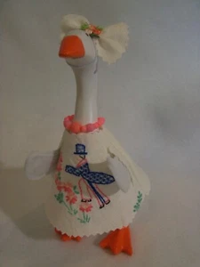 7" Schreibtisch Gans Vintage bestickt Kleid & Schleife Outfit #6 mit Halskette - Bild 1 von 6