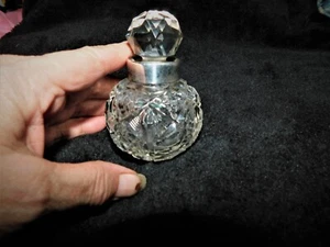 ANTIQUE CUT GLASS PERFUME BOTTLE & STOPPER HM SILVER COLLAR CHARLES MAY 1906 - Picture 1 of 6